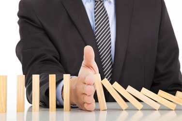 Faut-il investir dans l’action de la banque Credit Suisse, en difficultés, et dont le cours de Bourse es ten chute ?